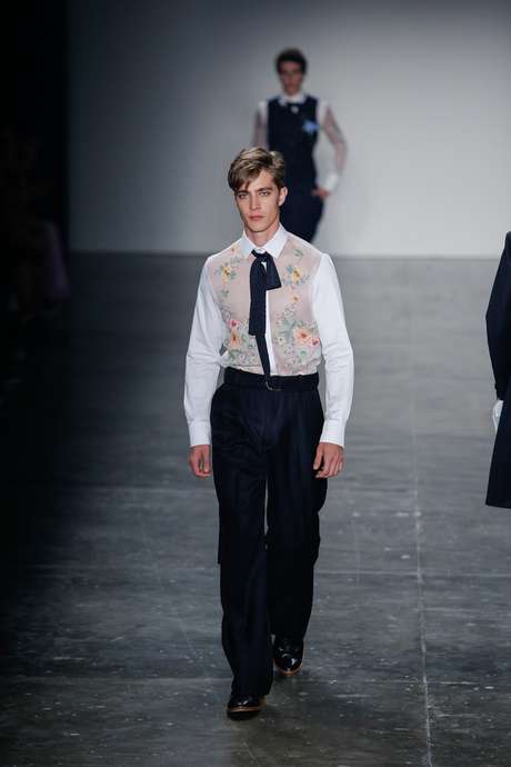 João Pimenta coloca universo feminino em novas tendências masculina no SPFW João Pimenta coloca universo feminino em novas tendências masculina no SPFW