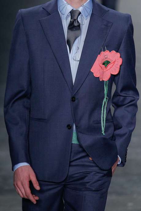 João Pimenta coloca universo feminino em novas tendências masculina, como flores e babados João Pimenta coloca universo feminino em novas tendências masculina, como flores e babados