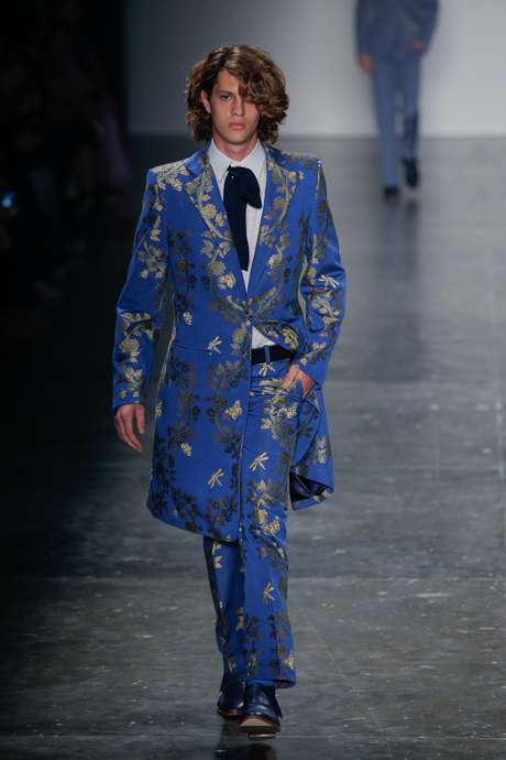 João Pimenta coloca universo feminino em looks masculinos no SPFW João Pimenta coloca universo feminino em looks masculinos no SPFW