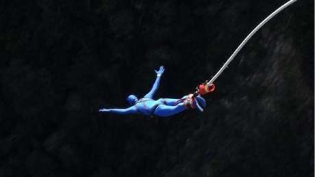 Os usuários podem enxergar, tomar bebidas e até se lançar em um bungee jump com a fantasia Os usuários podem enxergar, tomar bebidas e até se lançar em um bungee jump com a fantasia