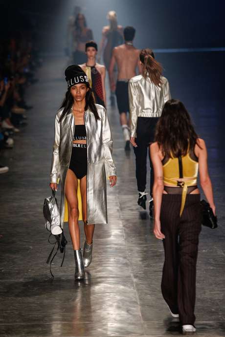 Shorts curtinhos, minissaias, casacos longos, jaquetas, bermudas, top cropped de gola alta e mangas comprida (um dos ícones dos anos 90) foram looks que a Ellus apresentou para o inverno no SPFW Shorts curtinhos, minissaias, casacos longos, jaquetas, bermudas, top cropped de gola alta e mangas comprida (um dos ícones dos anos 90) foram looks que a Ellus apresentou para o inverno no SPFW