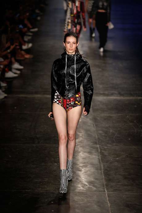 Shorts curtinhos, minissaias, casacos longos, jaquetas, bermudas, top cropped de gola alta e mangas comprida (um dos ícones dos anos 90) foram looks que a Ellus apresentou para o inverno no SPFW Shorts curtinhos, minissaias, casacos longos, jaquetas, bermudas, top cropped de gola alta e mangas comprida (um dos ícones dos anos 90) foram looks que a Ellus apresentou para o inverno no SPFW
