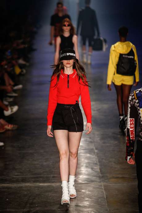 Shorts curtinhos, minissaias, casacos longos, jaquetas, bermudas, top cropped de gola alta e mangas comprida (um dos ícones dos anos 90) foram looks que a Ellus apresentou para o inverno no SPFW Shorts curtinhos, minissaias, casacos longos, jaquetas, bermudas, top cropped de gola alta e mangas comprida (um dos ícones dos anos 90) foram looks que a Ellus apresentou para o inverno no SPFW