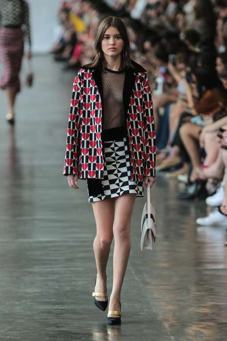 Influências portuguesas dominam desfile de Reinaldo Lourenço no São Paulo Fashion Week Influências portuguesas dominam desfile de Reinaldo Lourenço no São Paulo Fashion Week