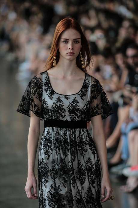 Delicadeza e equilíbrio entre a renda e a estampa marcam looks de Reinaldo Lourenço Delicadeza e equilíbrio entre a renda e a estampa marcam looks de Reinaldo Lourenço