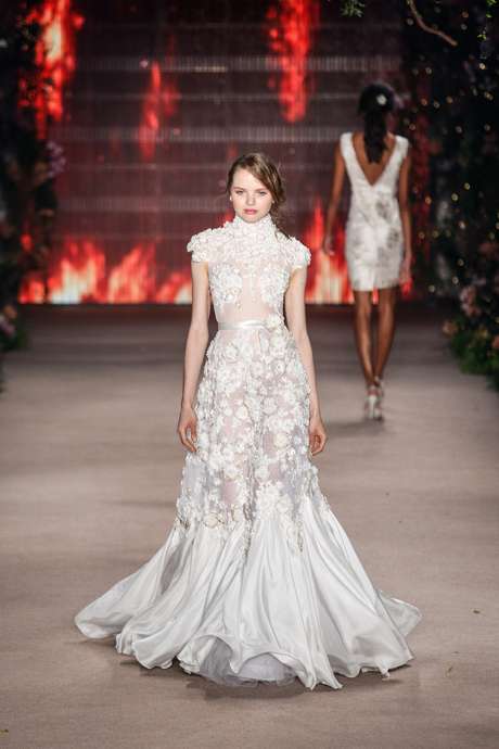 Cristais e brilho compõem os vestidos, que são tendências para o inverno de 2016 Cristais e brilho compõem os vestidos, que são tendências para o inverno de 2016