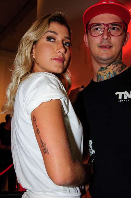 Musa fitness tatuou uma espécie de flecha, toda estilizada, na parte de trás do braço Musa fitness tatuou uma espécie de flecha, toda estilizada, na parte de trás do braço