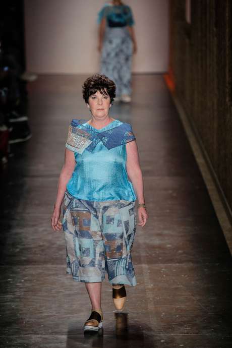 Fernanda Yamamoto colocou mulheres rendeiras para desfilar no SPFW Fernanda Yamamoto colocou mulheres rendeiras para desfilar no SPFW