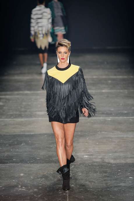 Fernanda Lima veste segundo look e arrasa na passarela durante a semana de moda paulista Fernanda Lima veste segundo look e arrasa na passarela durante a semana de moda paulista