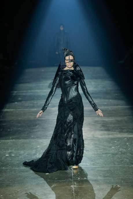Gótico suave com um toque futurista, Lino Villaventura mostrou looks poderosos durante seu desfile no SPFW Gótico suave com um toque futurista, Lino Villaventura mostrou looks poderosos durante seu desfile no SPFW