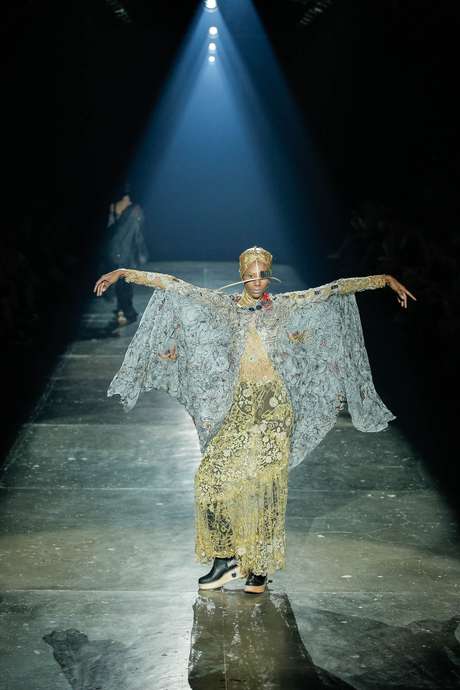 Modelos abriram os braços no fim da passarela dramatizando ainda mais o desfile do estilista Modelos abriram os braços no fim da passarela dramatizando ainda mais o desfile do estilista