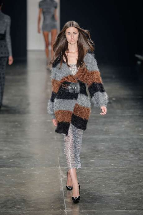 O jogo de leve e pesado, proporcionado por este look, estará em alta para o inverno O jogo de leve e pesado, proporcionado por este look, estará em alta para o inverno