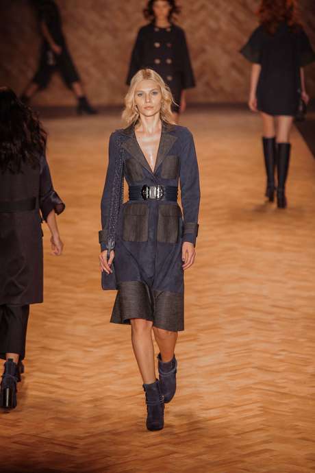 Colcci se inspira em desertos de Gobi e Namíbia com modelagem geométrica, curta e botas de cano alto ou baixo para a temporada Inverno 2016 do SPFW Colcci se inspira em desertos de Gobi e Namíbia com modelagem geométrica, curta e botas de cano alto ou baixo para a temporada Inverno 2016 do SPFW