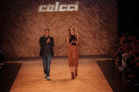 Colcci se inspira em desertos de Gobi e Namíbia com modelagem geométrica, curta e botas de cano alto ou baixo para a temporada Inverno 2016 do SPFW Colcci se inspira em desertos de Gobi e Namíbia com modelagem geométrica, curta e botas de cano alto ou baixo para a temporada Inverno 2016 do SPFW