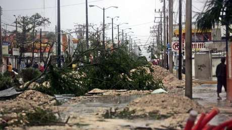 El 23 de octubre de 2002, a 590 kilómetros al sur de Manzanillo, la tormenta tropical Kenna se convirtió en huracán con vientos sostenidos de 120 kilómetros por hora. 'Kenna' tocó tierra en Nayarit con vientos de hasta 230 kilómetros por hora. Dejó cuatro muertos y pérdidas por 101 millones de dólares.