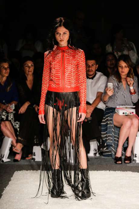A coleção de Patricia Viera para o inverno 2016 trouxe as cores do deserto do Atacama, para onde ela viajou e buscou inspiração: ouro, areia, azul do céu da região, além das tapeçarias chilenas A coleção de Patricia Viera para o inverno 2016 trouxe as cores do deserto do Atacama, para onde ela viajou e buscou inspiração: ouro, areia, azul do céu da região, além das tapeçarias chilenas