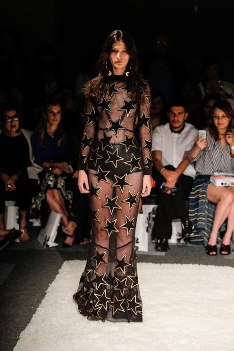 A coleção de Patricia Viera para o inverno 2016 trouxe as cores do deserto do Atacama, para onde ela viajou e buscou inspiração: ouro, areia, azul do céu da região, além das tapeçarias chilenas A coleção de Patricia Viera para o inverno 2016 trouxe as cores do deserto do Atacama, para onde ela viajou e buscou inspiração: ouro, areia, azul do céu da região, além das tapeçarias chilenas