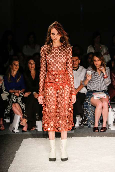 A coleção de Patricia Viera para o inverno 2016 trouxe as cores do deserto do Atacama, para onde ela viajou e buscou inspiração: ouro, areia, azul do céu da região, além das tapeçarias chilenas A coleção de Patricia Viera para o inverno 2016 trouxe as cores do deserto do Atacama, para onde ela viajou e buscou inspiração: ouro, areia, azul do céu da região, além das tapeçarias chilenas