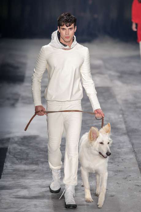 Em sua estreia, Ratier coloca na passarela modelo com um cão branco Em sua estreia, Ratier coloca na passarela modelo com um cão branco