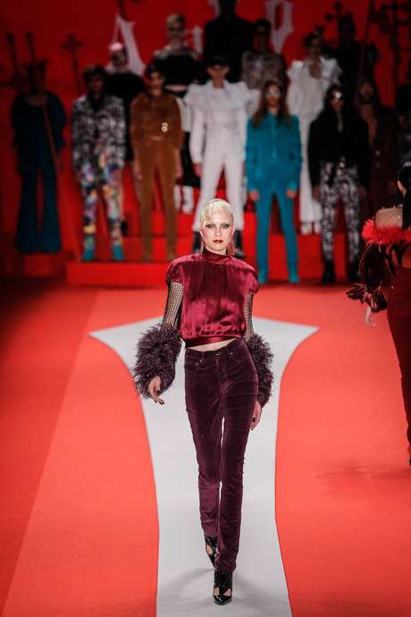 Amapô levou um legião de vampiros, góticos e andróginos para mostrar sua coleção de inverno 2016 Amapô levou um legião de vampiros, góticos e andróginos para mostrar sua coleção de inverno 2016