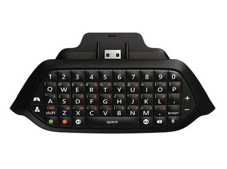 O teclado fica acoplado à traseira do controle do Xbox O teclado fica acoplado à traseira do controle do Xbox