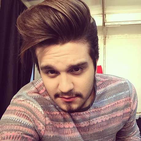 Luan Santana usa topete bem destacado. Luan Santana usa topete bem destacado.