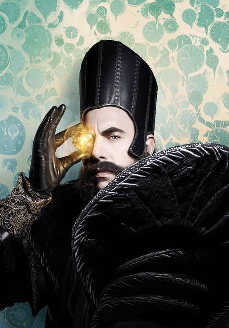 El actor Sacha Baron Cohen interpreta a 'Time'.