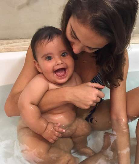 Valentina Ferraz em momento fofo com a irmã caçula Valentina Ferraz em momento fofo com a irmã caçula