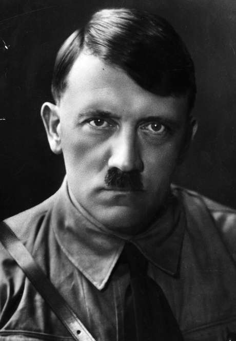 “No começo nós éramos apenas sete homens, hoje a Alemanha inteira nos segue”, dizia Hitler nos comícios “No começo nós éramos apenas sete homens, hoje a Alemanha inteira nos segue”, dizia Hitler nos comícios