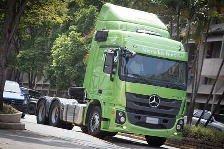 No Centro-Oeste, o transporte de grãos conta com a Linha Actros, que além do desempenho, proporciona economia de combustível de até 6% No Centro-Oeste, o transporte de grãos conta com a Linha Actros, que além do desempenho, proporciona economia de combustível de até 6%