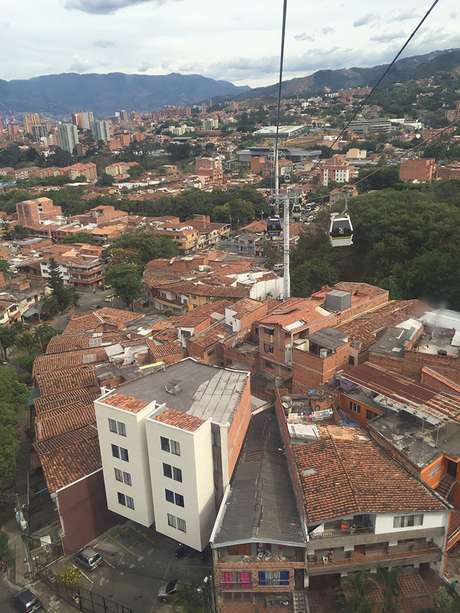 El funicular comunica los barrios pobres con el centro de Medellín.