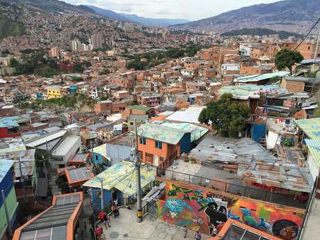 Los barrios pobres diseminados por varias colinas ahora están comunicados con el resto de la ciudad mediante escaleras mecánicas y funiculares.