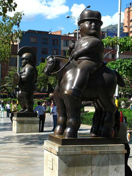 Uno de los pájaros de bronce de Botero dela Plaza de San Antonio sufrió un atentado de las FARC en 1995.