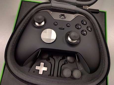 O visual do novo controle do Xbox One, que recebeu o nome de Elite, tem um visual bem parecido com os demais controles padrão do console, mas a sensação de segurá-lo é totalmente diferente O visual do novo controle do Xbox One, que recebeu o nome de Elite, tem um visual bem parecido com os demais controles padrão do console, mas a sensação de segurá-lo é totalmente diferente