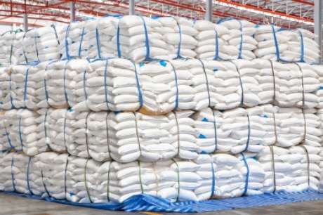 A sondagem industrial mostra que empresários continuam pessimistas em relação ao consumo, às compras de matérias-primas, ao número de empregados e à intenção de investimento A sondagem industrial mostra que empresários continuam pessimistas em relação ao consumo, às compras de matérias-primas, ao número de empregados e à intenção de investimento