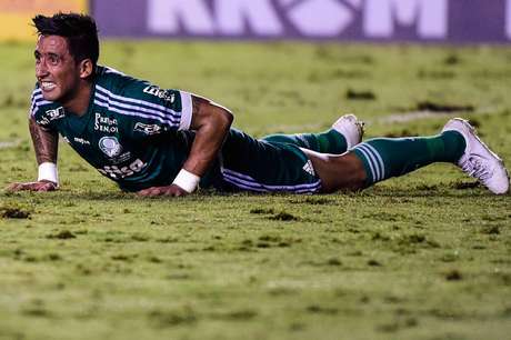 Palmeiras reclama de pênalti não marcado sobre Lucas Barrios Palmeiras reclama de pênalti não marcado sobre Lucas Barrios