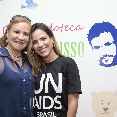 Wanessa conheceu Carminha Manfredini, mãe do cantor Renato Russo Wanessa conheceu Carminha Manfredini, mãe do cantor Renato Russo
