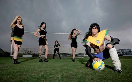 Humorista e músico, Bruno Sutter estará a bordo com seu personagem Detonator ao lado das Musas do Metal Humorista e músico, Bruno Sutter estará a bordo com seu personagem Detonator ao lado das Musas do Metal