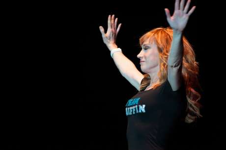 Stand up de Kathy Griffin é marcado por piadas políticas e com celebridades Stand up de Kathy Griffin é marcado por piadas políticas e com celebridades
