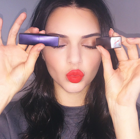 Modelo posou com os novos batons da Estée Lauder Modelo posou com os novos batons da Estée Lauder