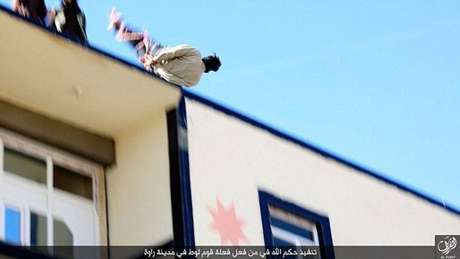 El grupo publicó imágenes de la ejecución a un supuesto homosexual en Irak