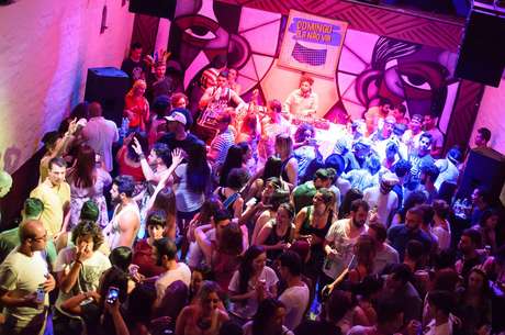 No domingo de Carnaval, as ruas do centro de São Paulo serão invadidas pelo melhor do axé com o Bloco Domingo Ela Não Vai No domingo de Carnaval, as ruas do centro de São Paulo serão invadidas pelo melhor do axé com o Bloco Domingo Ela Não Vai