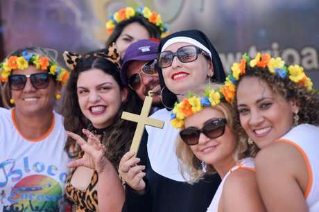 Vestida de freira, a estudante Julia Cortez, chega ao bloco Encosta que Cresce Vestida de freira, a estudante Julia Cortez, chega ao bloco Encosta que Cresce