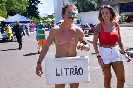 Folião Vitor Martins de Oliveira chega ao bloco Galo Cego fantasiado de litrão Folião Vitor Martins de Oliveira chega ao bloco Galo Cego fantasiado de litrão