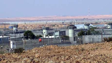 O centro de detenção de Holot fica perto da prisão de Saharonim, onde os que se recusam a deixar Israel podem ser presos por tempo indeterminado (Foto: BBC)