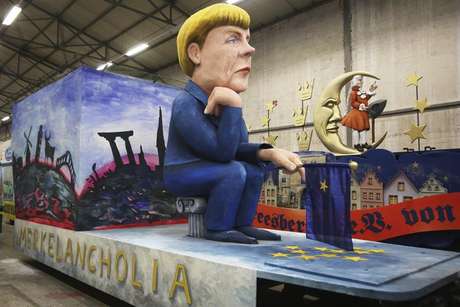 Detalle de una carroza que representa a la canciller alemana, Angela Merkel, preparada para el Carnaval de Mainz en Mainz (Alemania)