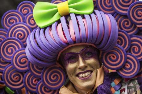 Una mujer disfrazada celebra el inicio del carnaval en el centro de la ciudad de Colonia (Alemania), donde se ha preparado un fuerte dispositivo de seguridad tras las agresiones en Nochevieja