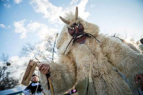 Un hombre disfrazado participa en el carnaval de los busós de Mohács, a 189 kilómetros de Budapest, Hungría. El carnaval rinde homenaje a los llamados busós, unos personajes legendarios horroríficos.