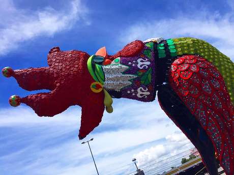 Em Recife, uma escultura do Galo da Madrugada, principal personagem da folia pernambucana, já foi montada na Ponte Duarte Coelho, de onde só deve sair ao final da terça-feira. O Carnaval 2016 homenageia Chico Science Em Recife, uma escultura do Galo da Madrugada, principal personagem da folia pernambucana, já foi montada na Ponte Duarte Coelho, de onde só deve sair ao final da terça-feira. O Carnaval 2016 homenageia Chico Science