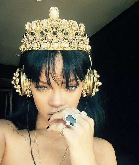 No meio musical, diversas músicas destinadas a alguns cantores acabam sendo gravadas por outros. É o caso de Disturbia, da Rihanna. A faixa faria parte do disco de Chris Brown, mas acabou sendo lançada pela diva do pop No meio musical, diversas músicas destinadas a alguns cantores acabam sendo gravadas por outros. É o caso de Disturbia, da Rihanna. A faixa faria parte do disco de Chris Brown, mas acabou sendo lançada pela diva do pop